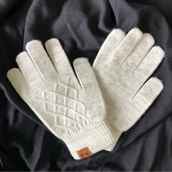 Soft Light Grey Gloves - Picture 1 of 9
